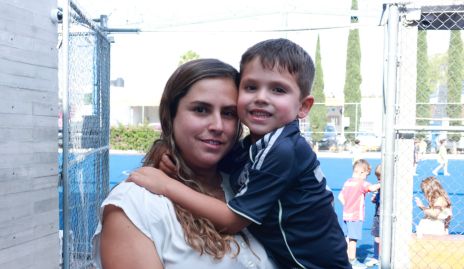  Isabela Zollino con su hijo Mauricio Martínez.