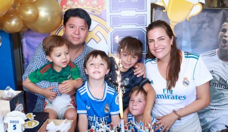  Daniel Zollino y Danitza Lozano con sus hijos Iker, Diego y Daniel.