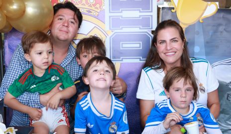  Daniel Zollino y Danitza Lozano con sus hijos Iker, Diego y Daniel.