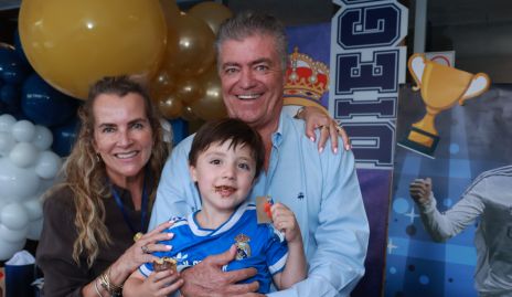  Patricia del Bosque y Roberto Lozano con su nieto Diego Zollino.