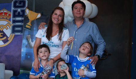  Daniel Zollino y Danitza Lozano con sus hijos Diego, Iker y Daniel.