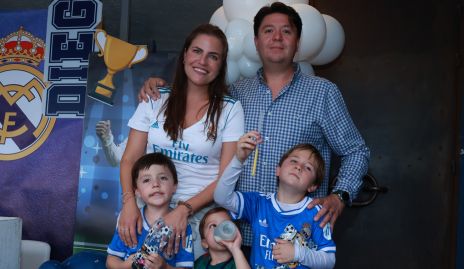  Daniel Zollino y Danitza Lozano con sus hijos Diego, Iker y Daniel.