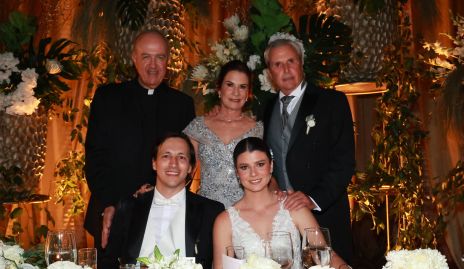  María del Carmen Andrés, Claudio Meade, José Reyes Sánchez y Daniela Meade Andrés con el sacerdote.
