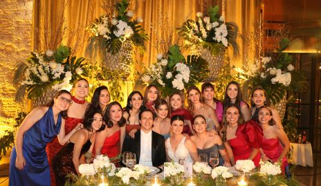  Los novios con las amigas de Daniela.