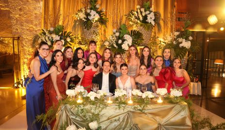  Los novios con las amigas de Daniela.