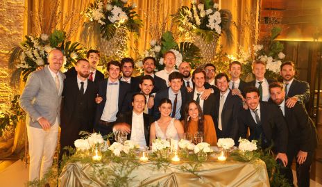 Los novios con los amigos de José.