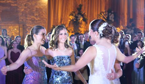 Las hermanas Maricarmen, Paola y Daniela Meade Andrés con su mamá.