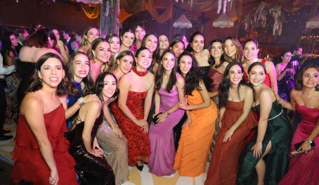  Daniela Meade con sus amigas.