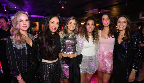  Montse García con sus mejores amigas.