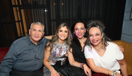  Javier Suárez, Montse García, Sofía y Gabriela Castillo.