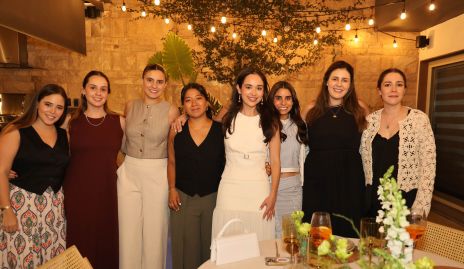  Ivanna Martínez con sus amigas.