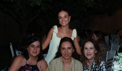  Cynthia Sánchez, Sofi Medina, Mercedes Castro y Laura Cabrera.