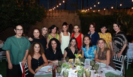  Sofi Medina Del Valle con las amigas de su mamá.