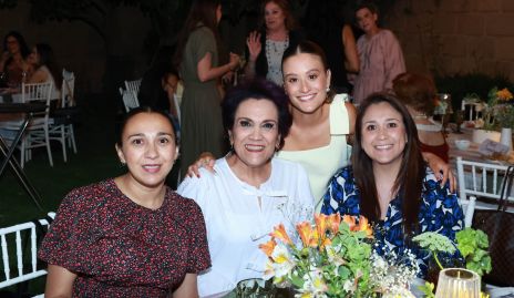  Pamela Tomás, Elsa Medina, Sofía Medina y Elsa González.