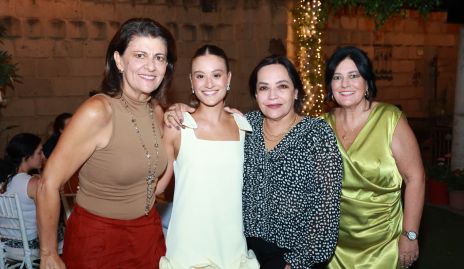 Pilar Lázaro, Sofía Medina, Lucía Betancourt y Lourdes Del Valle.