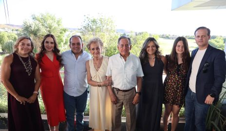 Bebé Villalobos festejando su cumpleaños con su esposo, hijos, hijos políticos y nieta.
