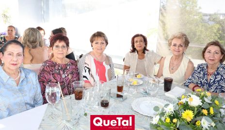  Martha Irene Villalobos con sus amigas.