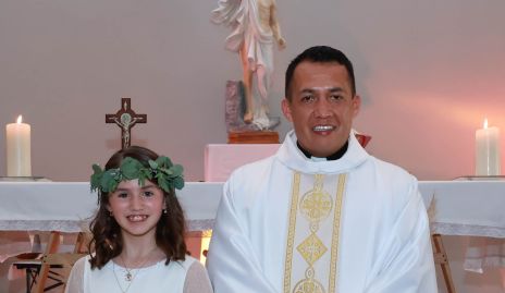  Catalina de Alba y el padre Miguel Ángel Tobías.