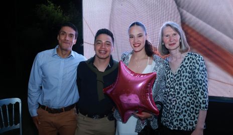  Natalia, Anastasia, Mario y Daniel Sustaita.