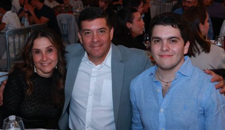  Martha Chalita y Javier Dávila con su hijo Javier.