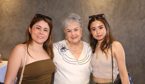  Erika Flores, Aurora de Alba y Montse Flores.