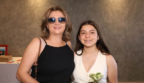 Monica Flores y Katia Muñoz.