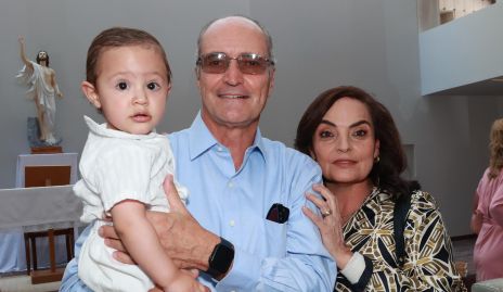  Carlos Saiz y Adriana Díaz Infante con su nieto Alonso Martínez Saiz.