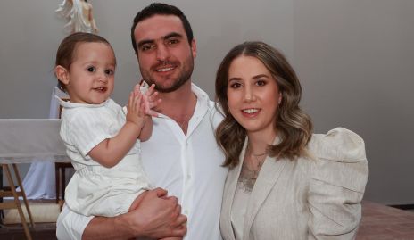  Manuel Saiz y Mónica Torres con su ahijado Alonso Martínez Saiz.