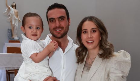  Manuel Saiz y Mónica Torres con su ahijado Alonso Martínez Saiz.