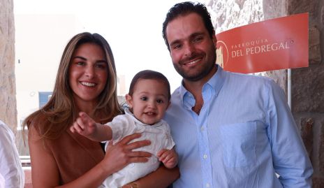  Karina Garza y Carlos Saiz con su sobrino Alonso Martínez Saiz.