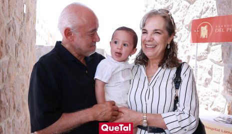  Wilfrido Martínez y Claudia Neumanm  con su nieto Alonso Martínez Saiz.