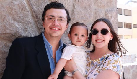  Alejandra Morales y Aldo Martínez con su sobrino Alonso.