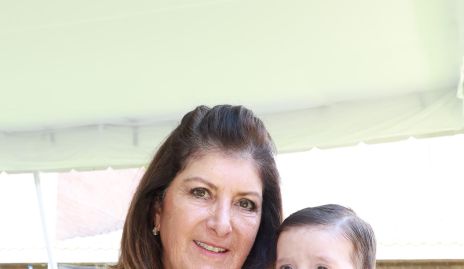  Marus Hernández con su nieto Mateo.