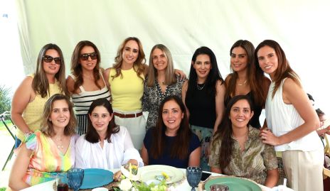  Ángeles Mahbub festejando su cumple con sus amigas.