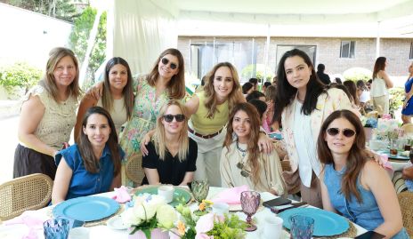  Ángeles Mahbub con sus amigas.