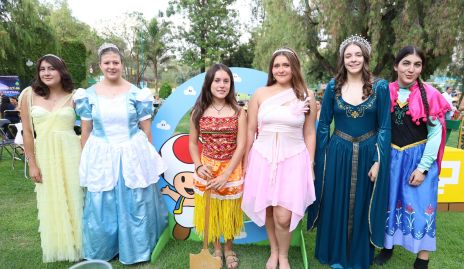  Marcela Schekaiban Reina del Depor con las princesas.