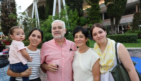  María, Andrea, Sergio, Claudia y Claudia Ramírez.