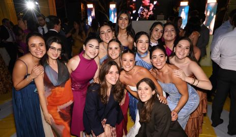  Sofía con sus amigas.