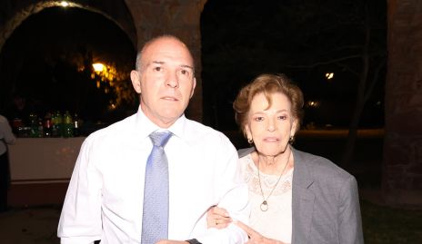  Gerardo Del Valle con su mamá Güera López.