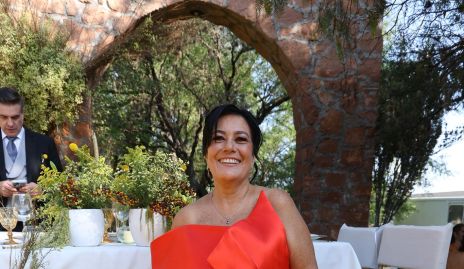 Lourdes Del Valle, mamá de la novia.