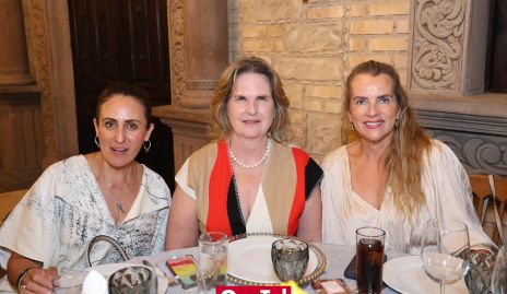  Luisa Reynoso, Carmen de Velasco y Patricia del Bosque.