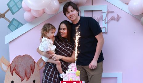  Nuria Alcalde y Pablo Herrera con su hija Jacinta.