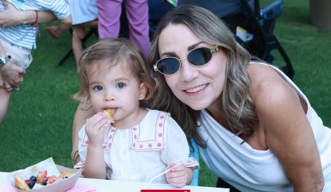  Roxana Serna con su nieta Jacinta Herrera.