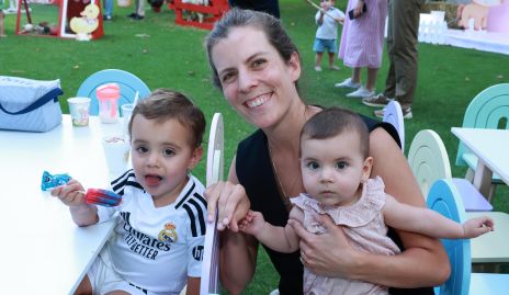  Micole Echegaray con sus hijos René y Nina Padilla.