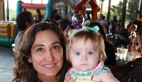  Blanca González con su nieta Carlota Tejeda.