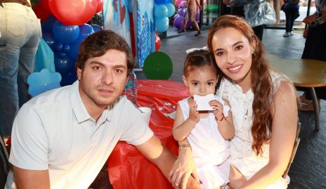  Andrew Delgado y Fer Paredes con su hija Francesca.