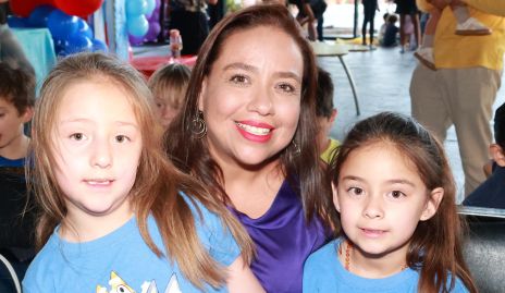   Cinthia Rangel con Diana y Elena Torres.