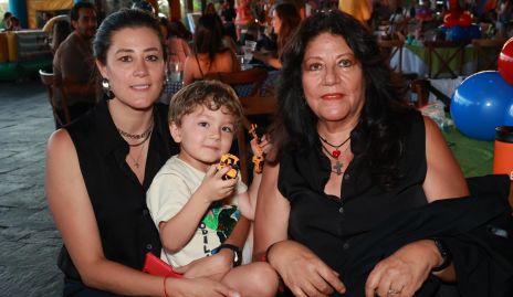  Mónica Lárraga, Liam Baumayer y Mónica Sainz.
