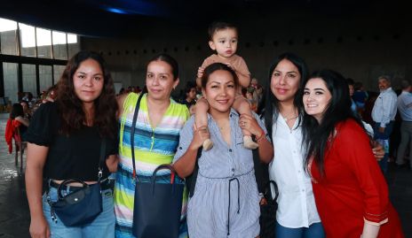  Edna Reyes, Adriana Piñedo, María Ibarra, Elizabeth Rosales y Cecilia Favela.