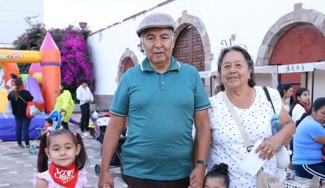  Lucho Martinez y Cecilia Ovalle con sus nietas.